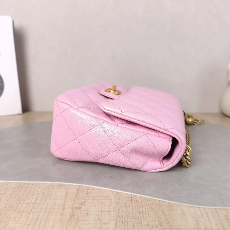 Chanel Crossbody Bag Pink Grained Calfskin One Size 24 × 8 × 17 cm — detail view 4 of 11