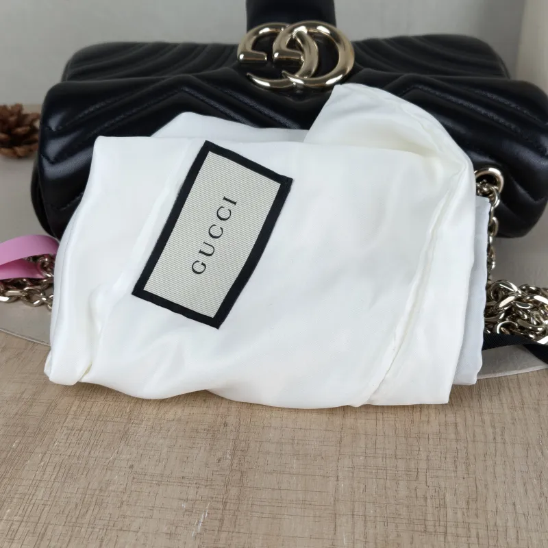 GUCCI Crossbody Bag GG Marmont Medium Marmont 26Black with Gold-Tone Hardware Lambskin Medium26 × 7 × 15 cm — detail view 10 of 15