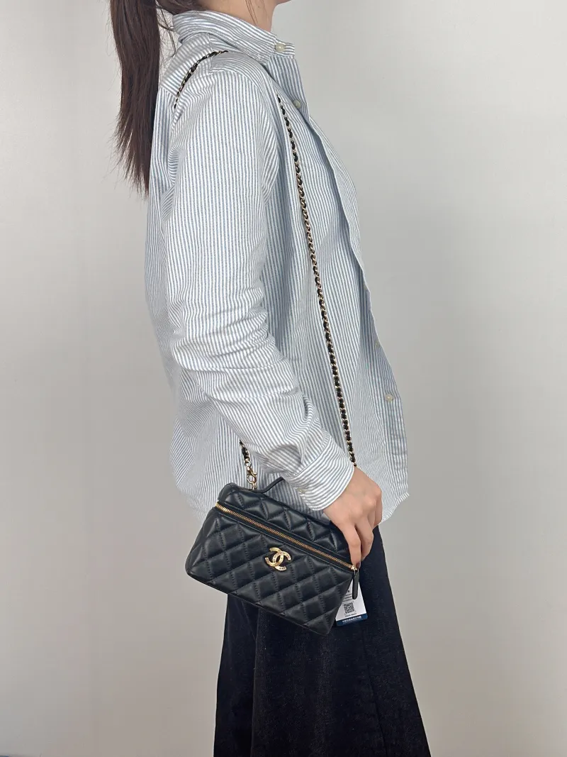 Chanel Crossbody Bag lp Box Bag Black Lambskin One Size 19.5 × 5 × 17 cm — on-model view 3 of 3