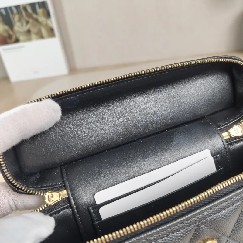 Chanel Crossbody Bag lp Black Grained Calfskin One Size19.5 × 5 × 17 cm — detail view 3 of 13
