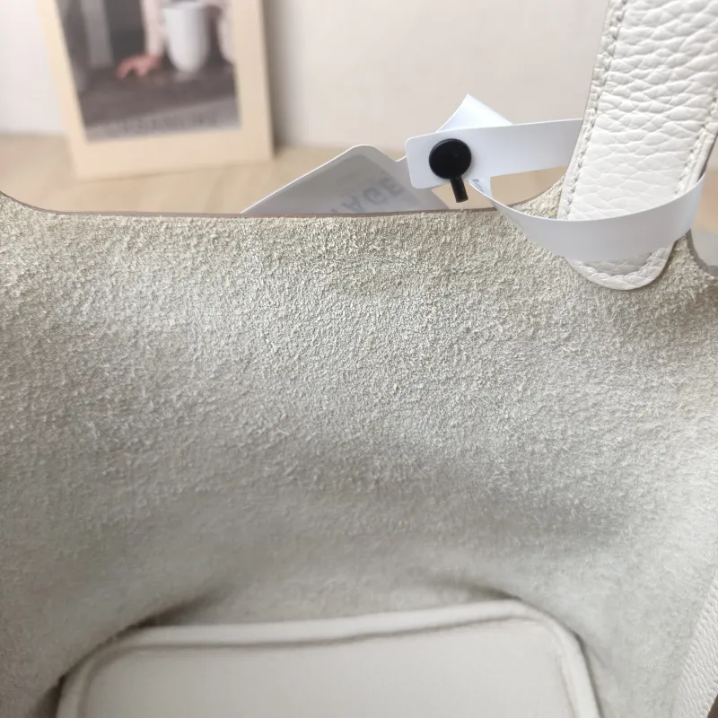 Hermès Top Handle Bag Picotin Lock 18 18 M4 Taurillon Clemence TC Calfskin Small 18 × 13 × 18 cm W — detail view 9 of 11
