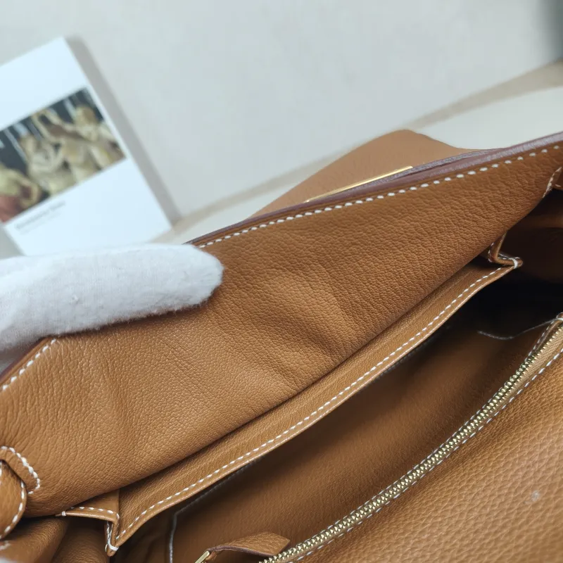 Hermès Shoulder Bag Kelly 25 Gold-Tone Hardware 37Gold Togo Calfskin Small 25 × 7 × 17 cm — detail view 8 of 14
