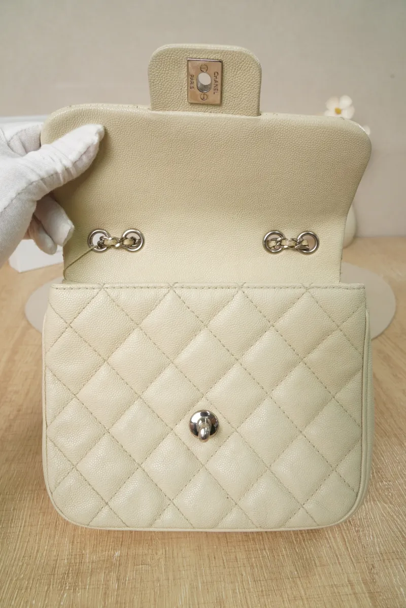 Chanel Calfskin25 · 20 × 6 × 16 cm Conditioned · Conditioned — detail view 13 of 16