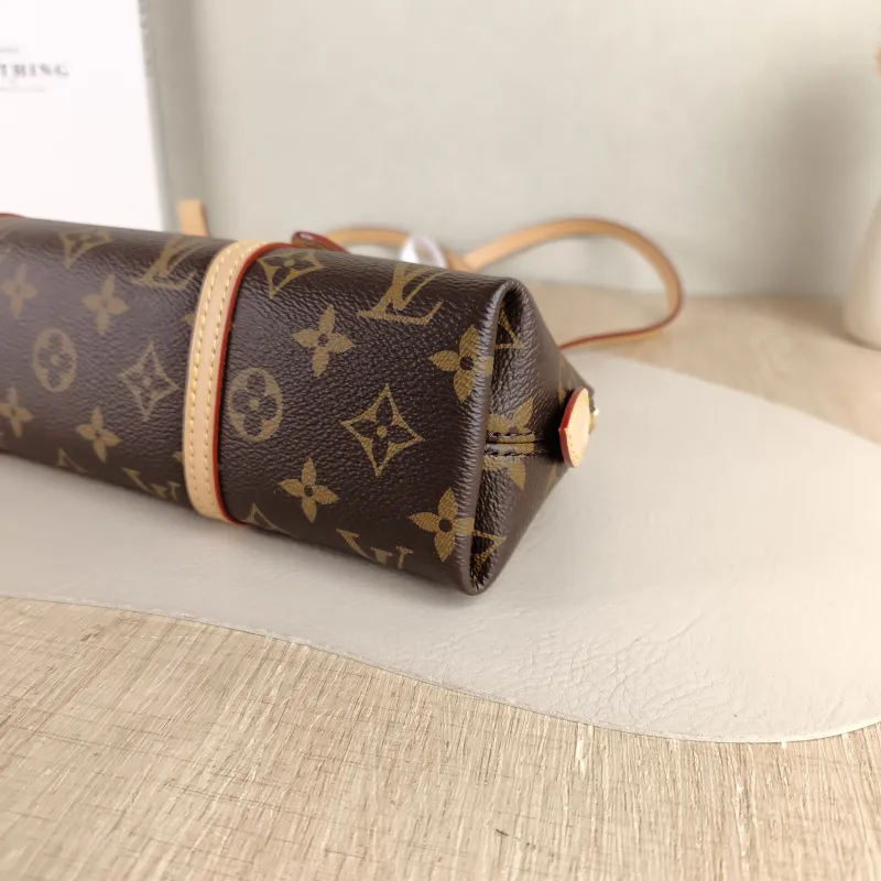 Louis Vuitton Shoulder Bag Squire East West Monogram PVC One Size 29 × 8 × 14 cm — detail view 4 of 9