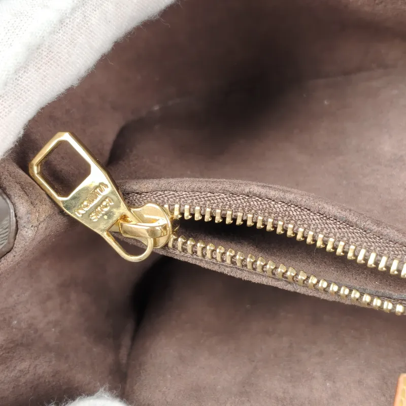 Louis Vuitton Crossbody Bag Pochette Métis East West Monogram PVC Small 21.5 × 6 × 13.5 cm — detail view 4 of 17