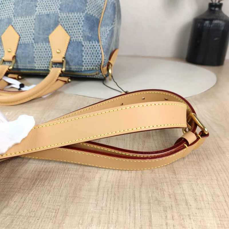 Louis Vuitton Crossbody Bag Speedy25 Medium 25 × 15 × 19 cm — detail view 4 of 13