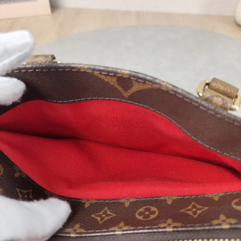 Louis Vuitton Crossbody Bag Onthego East West Monogram PVC Small 25 × 10 × 13 cm — detail view 8 of 16