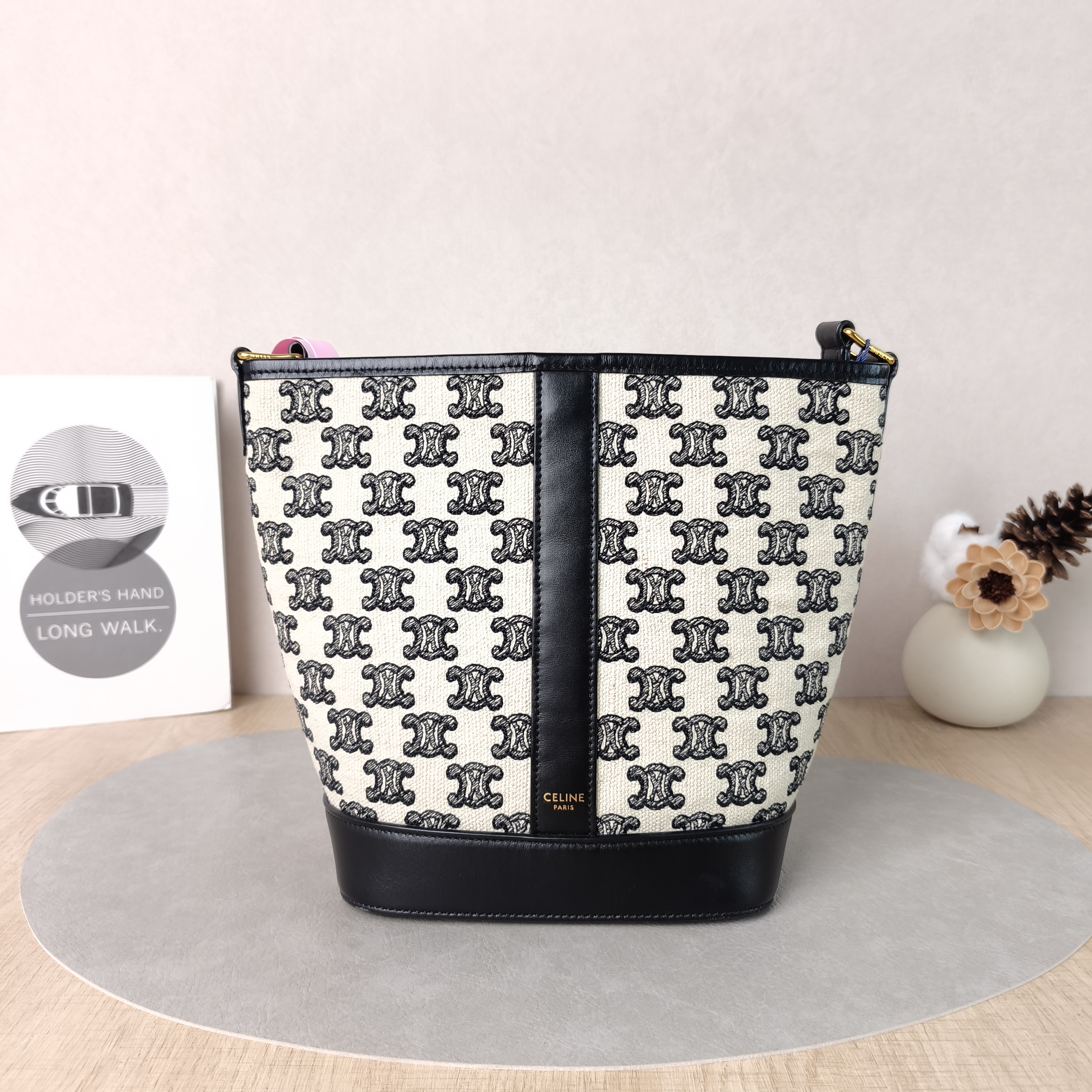CELINE Crossbody Bag Triomphe Bucket Bag White Black Small22 × 13 × 26 cm