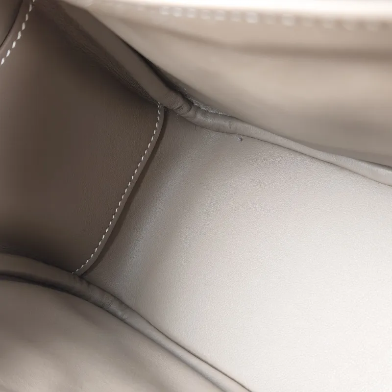 Hermès Crossbody Bag Lindy Mini 1918 TC Calfskinmini19 × 9.5 × 13 cm — detail view 12 of 12