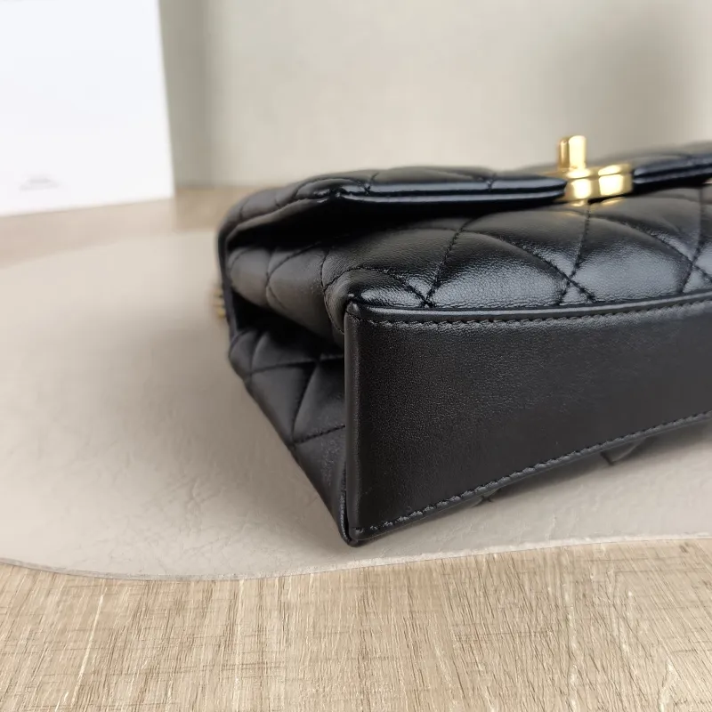 Chanel Crossbody Bag Pearl Black Lambskin Mini 19 × 7 × 13 cm — detail view 4 of 12