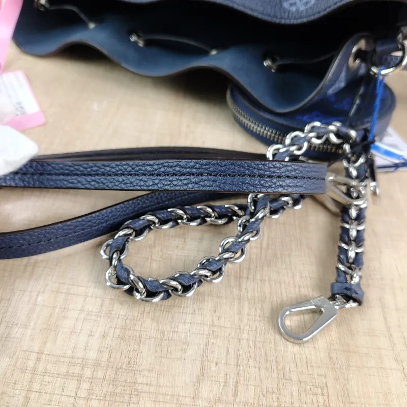 Louis Vuitton Crossbody Bag BELLA · Calfskin One Size 22 × 14 × 19 cm — detail view 7 of 11