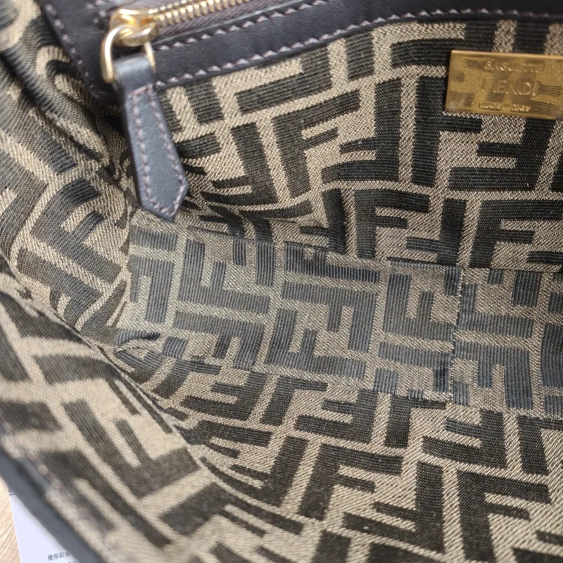 FENDI Crossbody Bag Baguette Baguette Bag Brown Canvas Medium 27 × 6 × 15 cm — detail view 3 of 11