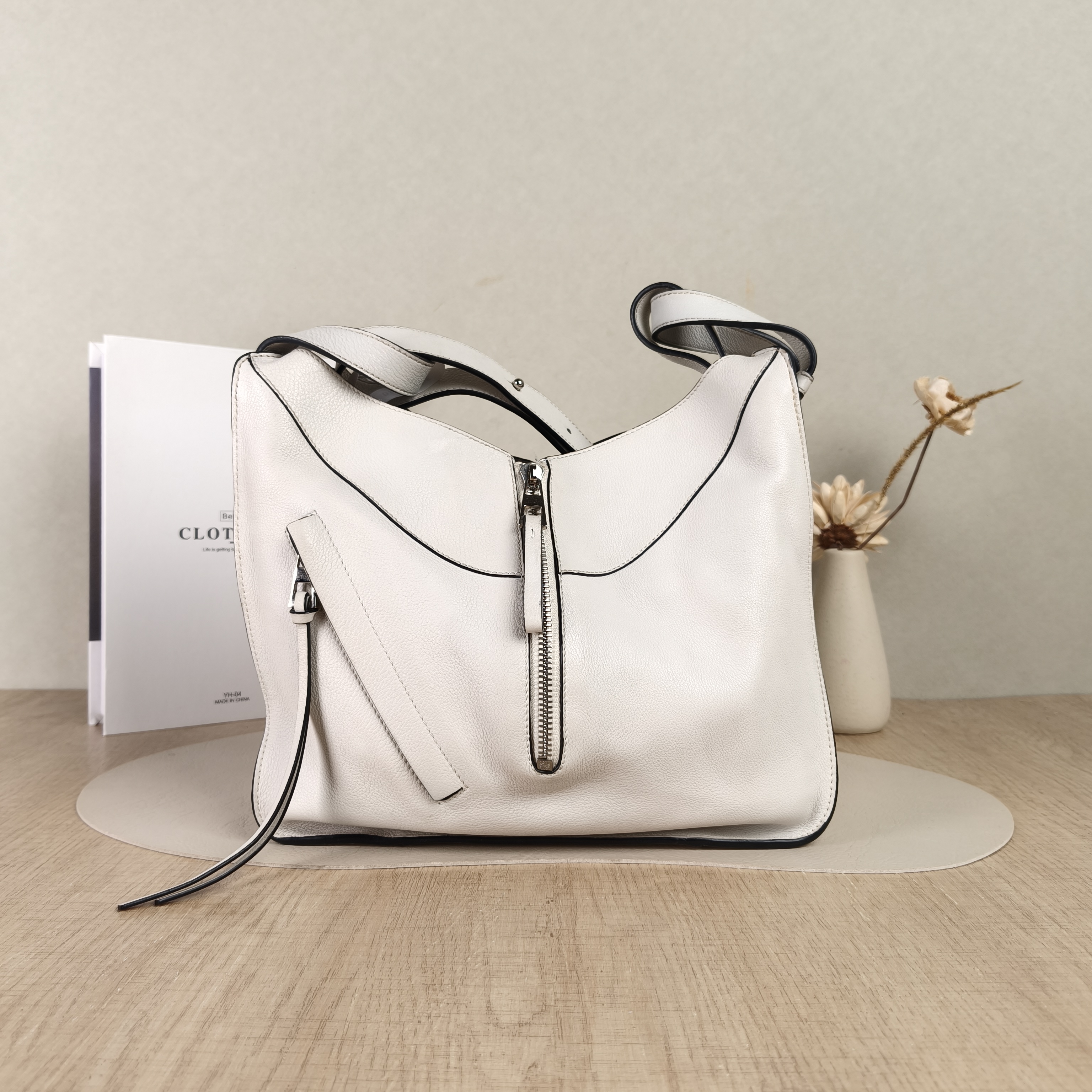 LOEWE Crossbody Bag Hammock White Calfskin Medium29 × 14 × 32 cm