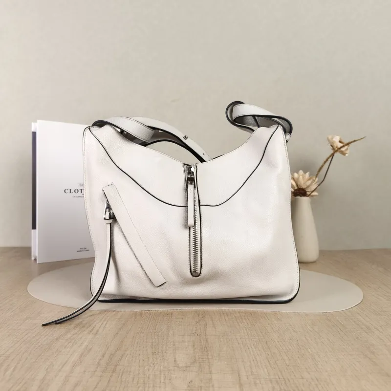 LOEWE Crossbody Bag Hammock White Calfskin Medium29 × 14 × 32 cm