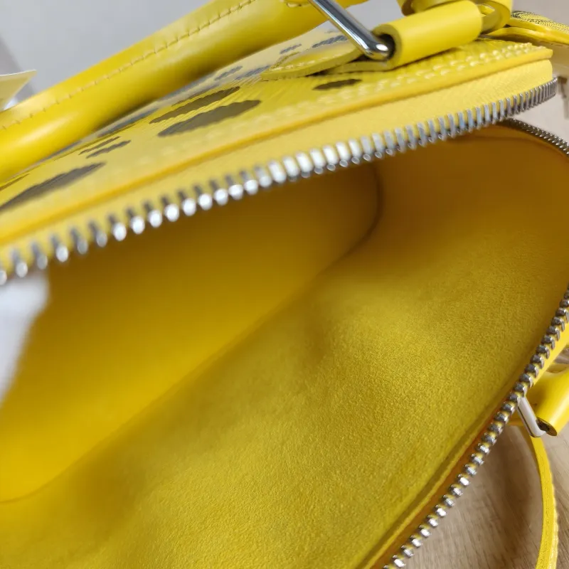 Louis Vuitton Top Handle Bag Alma BB Epi Embossed Calfskin BB 23.5 × 11.5 × 17.5 cm — detail view 1 of 13