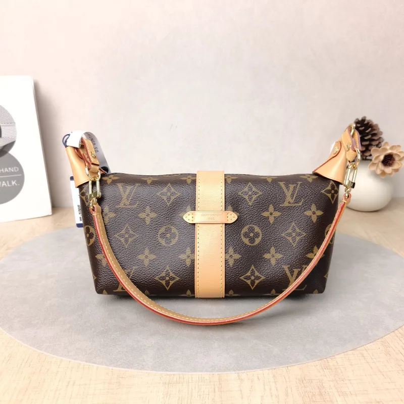 Louis Vuitton Shoulder Bag Pochette Mia Monogram PVC One Size22 × 8 × 14.5 cm — cover view 4 of 6