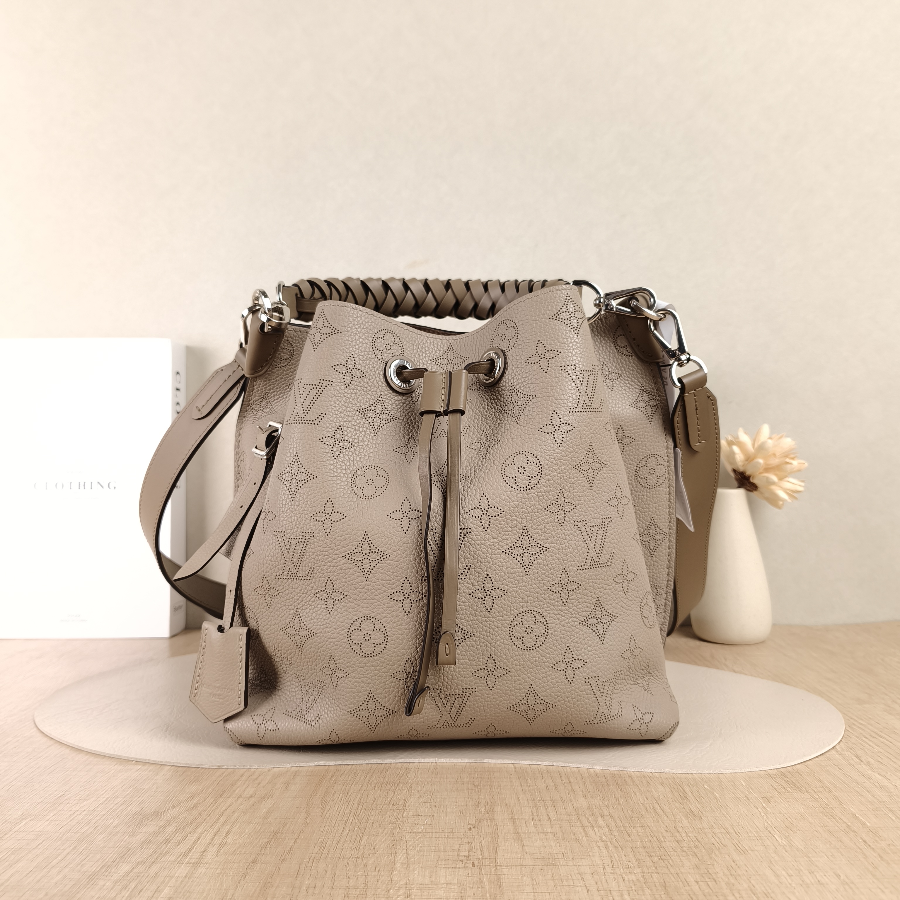 Louis Vuitton Shoulder Bag Muria Grey Calfskin One Size26 × 14 × 26 cm