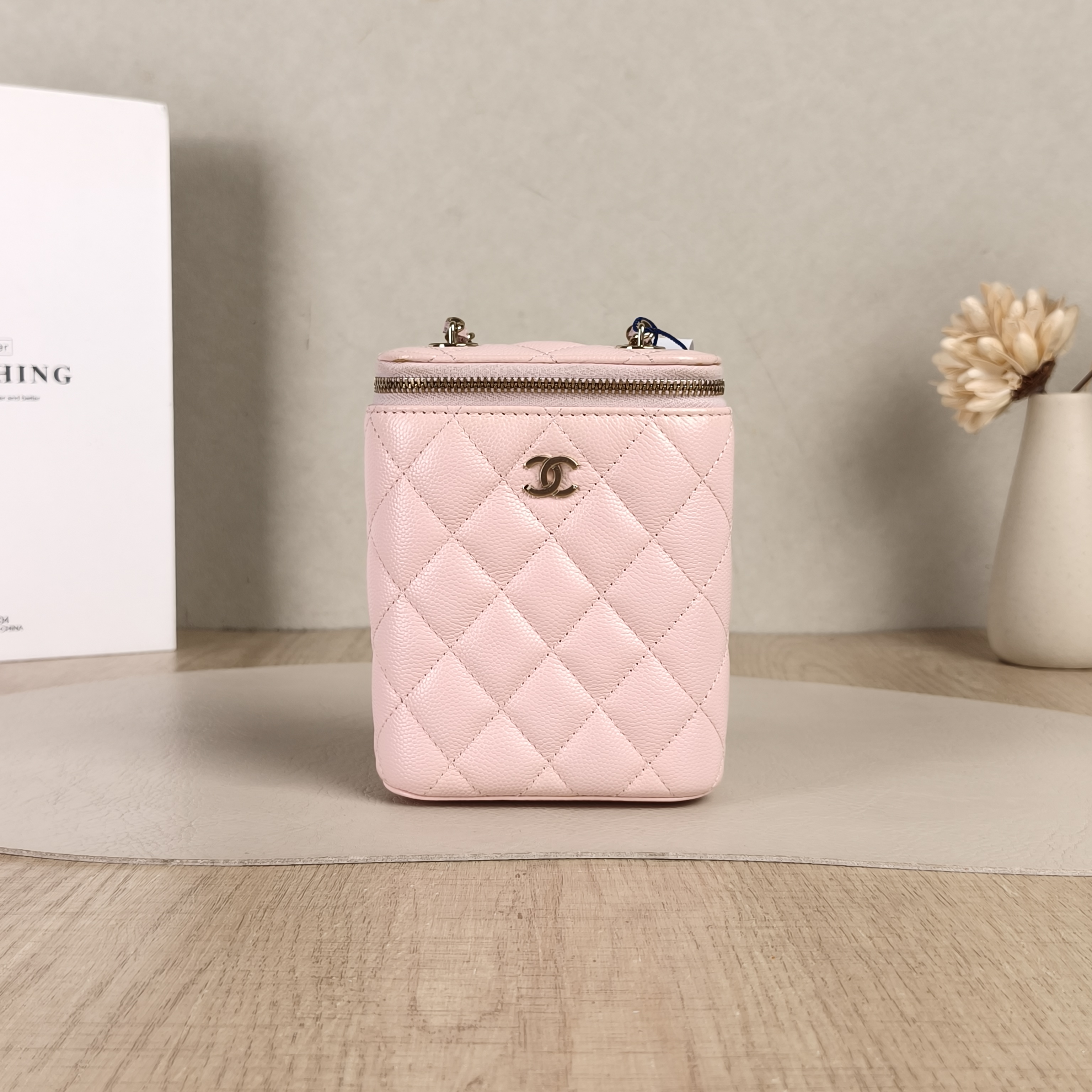 Chanel Crossbody Bag Edition Pink Grained Calfskin11 × 4 × 12 cm