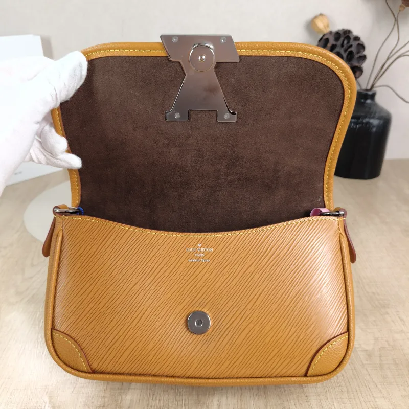 Louis Vuitton Shoulder Bag BUCI Epi Embossed Calfskin One Size 24.5 × 9 × 15.5 cm — detail view 9 of 12
