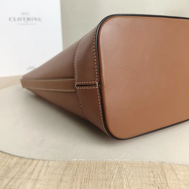 CELINE Shoulder Bag BUCKET TRIOMPHE Bucket Bag Calfskin Small17 × 10 × 22 cm — detail view 2 of 9