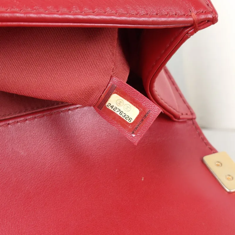 Chanel Crossbody Bag Le Boy​ Red Lambskin Medium 25 × 9 × 15 cm 24 — detail view 5 of 16