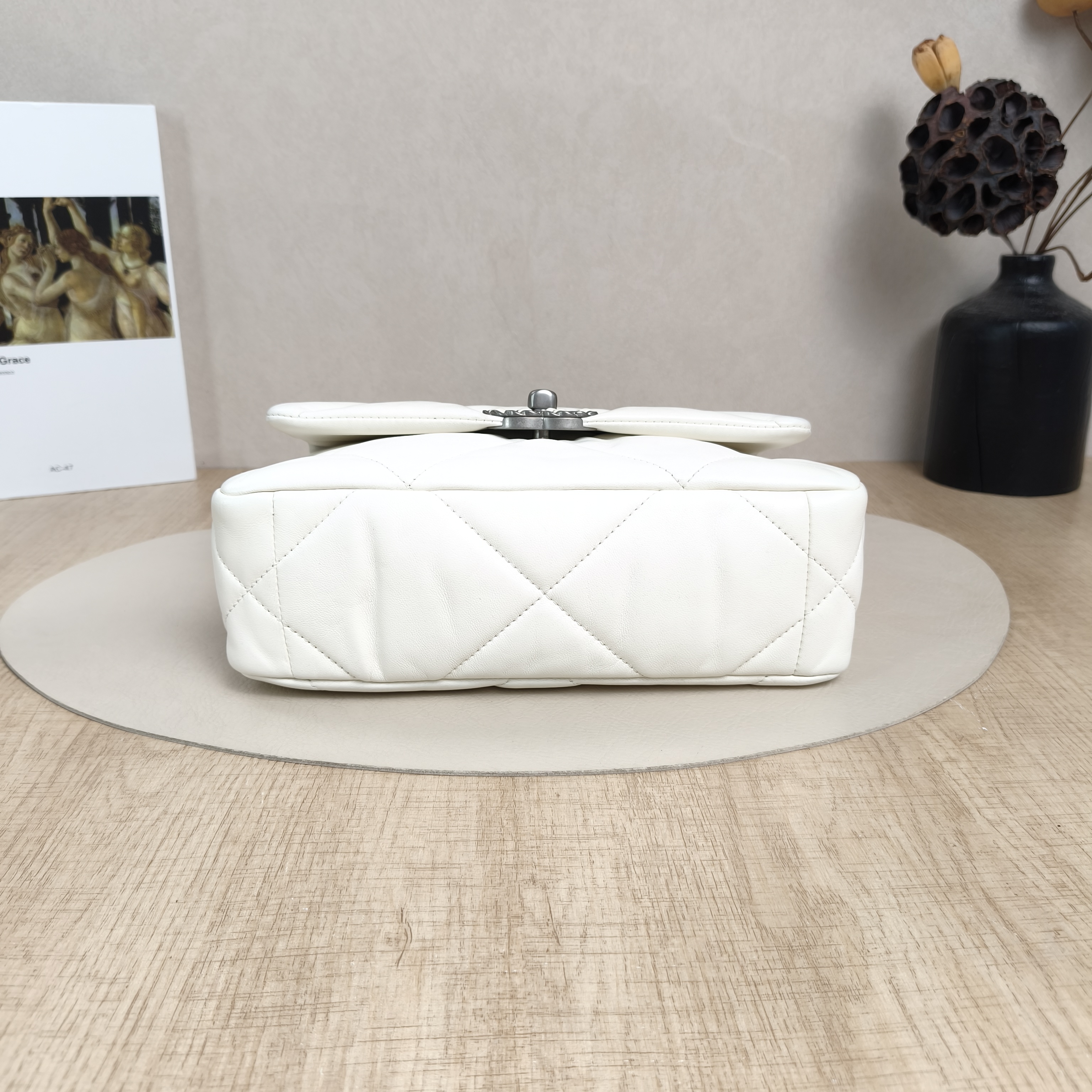 Chanel Crossbody Bag19Bag White SL ambskin Small26 × 9 × 16 cm — cover view 4 of 6