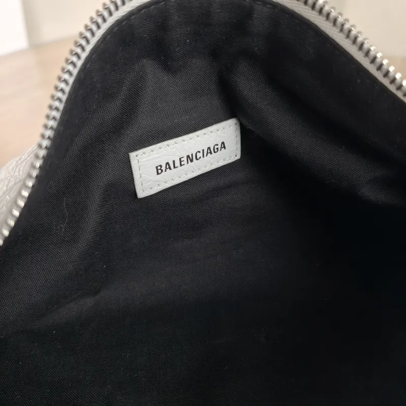 BALENCIAGA Shoulder Bag Superbusy Shoulder Bag White Waxed Leather Mini 33 × 11 × 12 cm — detail view 2 of 10
