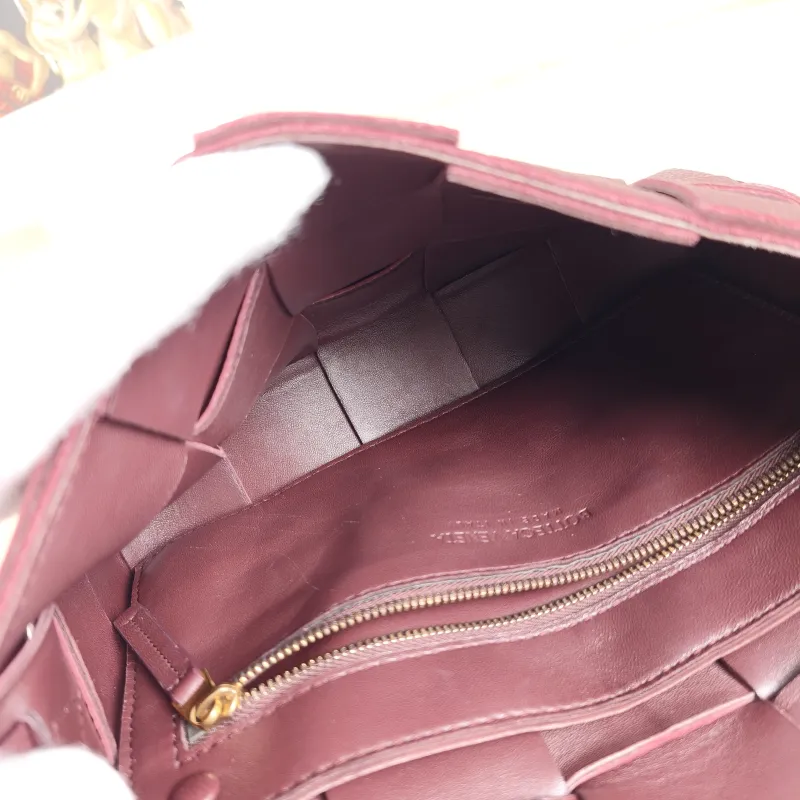 Bottega Veneta Crossbody Bag Cassette Woven Burgundy Calfskin Medium 23 × 5 × 15 cm — detail view 3 of 13