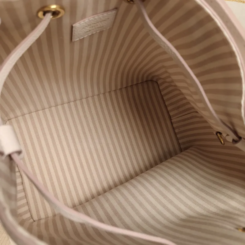 Louis Vuitton Shoulder Bag NÉONOÉ Bucket Bag White Empreinte Embossed Calfskin Medium26 × 17.5 × 26 cm — detail view 6 of 11
