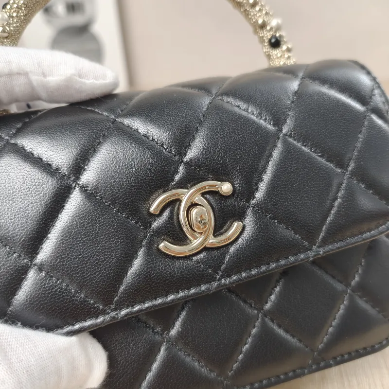 Chanel Crossbody Bag26c Pearl Black Lambskinmini15 × 5.5 × 10.5 cm — detail view 3 of 19