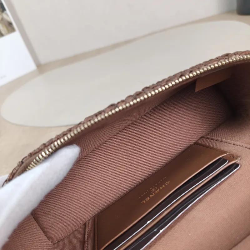 Chanel Crossbody Bag lp Box Bag Top Handle Crossbody Bag 19.5 × 5 × 17 cm — detail view 15 of 15