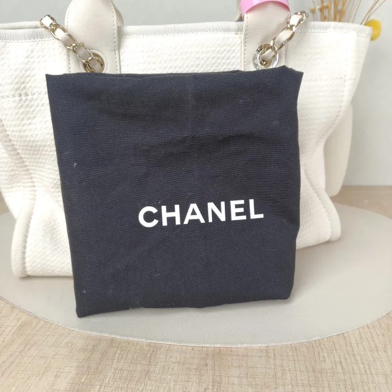 Chanel Shoulder Bag White Canvas One Size 32 × 16 × 23 cm — detail view 11 of 17