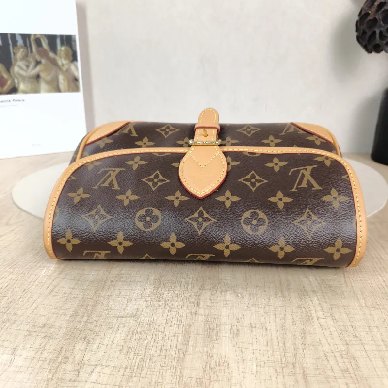 Louis Vuitton Crossbody Bag Diane Baguette Bag Shoulder Strap PVC Small 24 × 9 × 15 cm — detail view 6 of 13