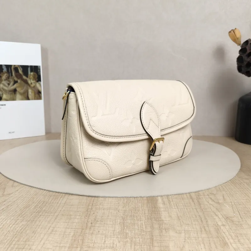 Louis Vuitton Crossbody Bag Diane Baguette Bag White Empreinte Embossed Calfskin Monogram Small24 × 9 × 15 cm — cover view 5 of 6