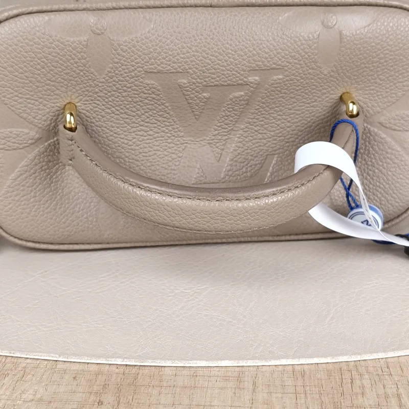 Louis Vuitton Shoulder Bag VANITY Cosmetic Bag Grey Calfskin Small19 × 11 × 13 cm — detail view 9 of 15