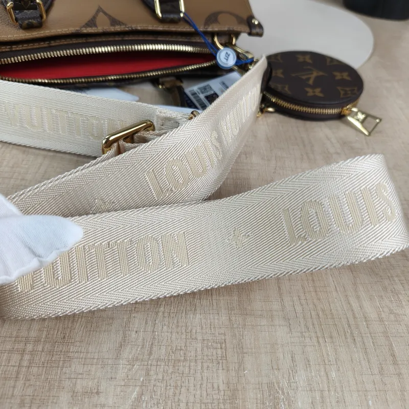 Louis Vuitton Crossbody Bag Onthego East West Monogram PVC Small25 × 10 × 13 cm — detail view 2 of 13