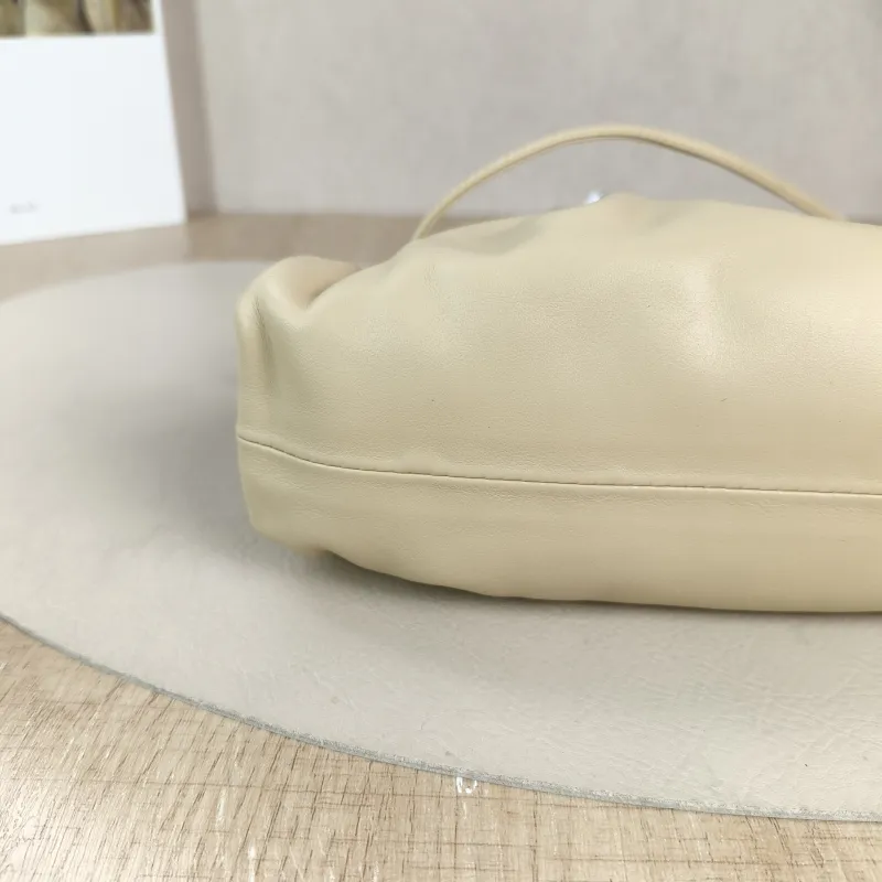 Bottega Veneta Clutch The Pouch Clutch Beige Lambskinmini22 × 5 × 13 cm — detail view 5 of 10