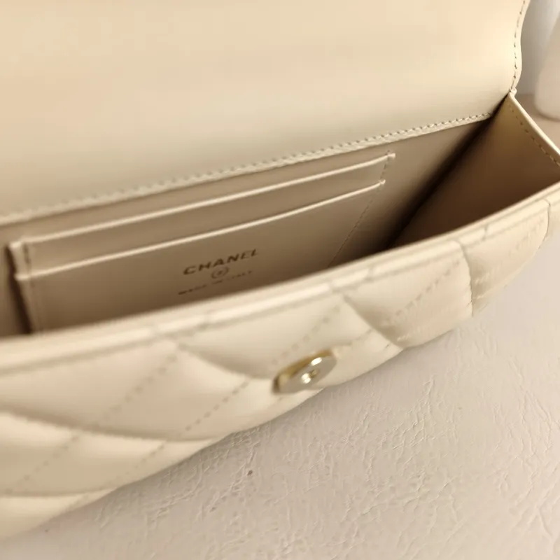 Chanel Crossbody Bag kelly Beige Grained Calfskin One Size 18 × 4.5 × 10 cm — detail view 5 of 12