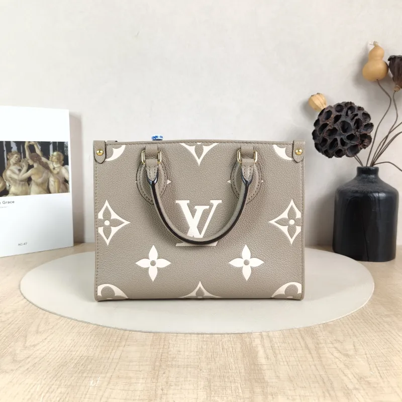 Louis Vuitton Shoulder Bag Onthego · White Empreinte Embossed Calfskin Small25 × 11.5 × 19 cm