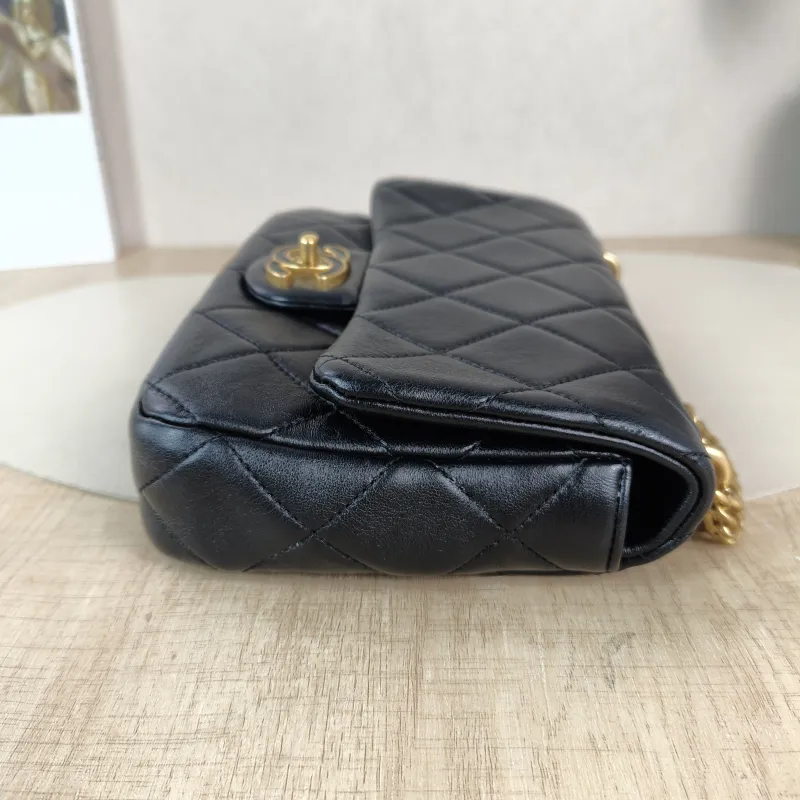 Chanel Crossbody Bag 22p Black Lambskin One Size 20 × 5 × 15 cm — detail view 2 of 13