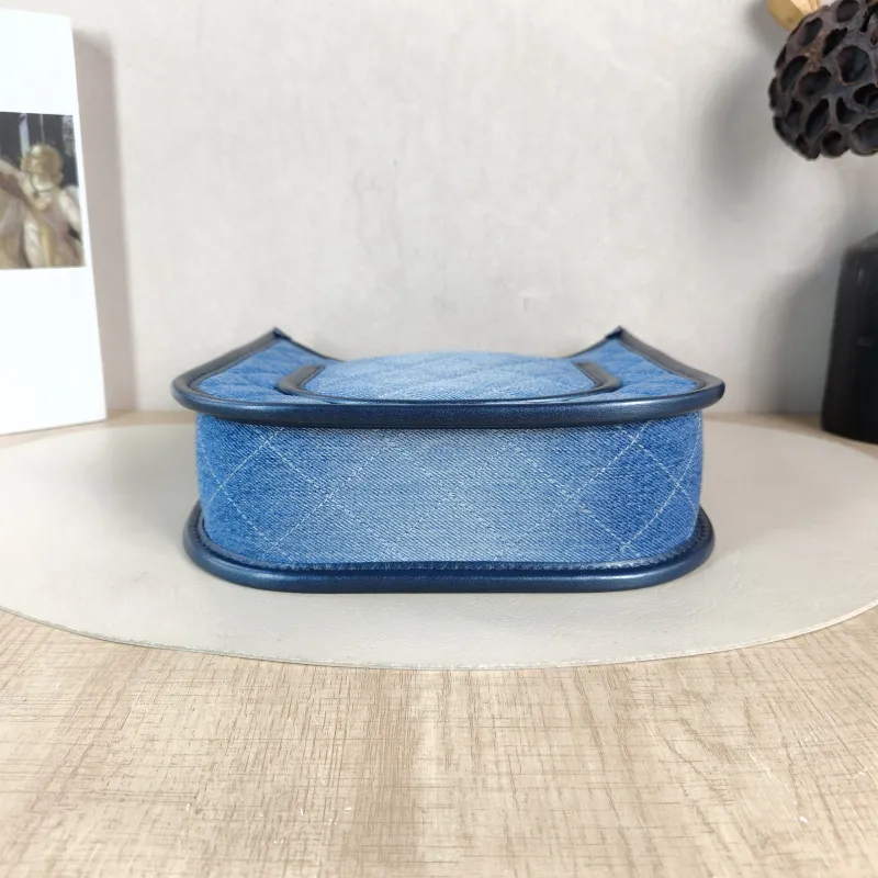 Chanel Crossbody Bag hobo One Size 22 × 6 × 24 cm — cover view 5 of 6