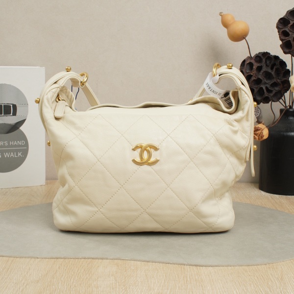 Chanel hobo Shoulder Bag White Calfskin Microchip Edition 25 × 6.5 × 21 cm