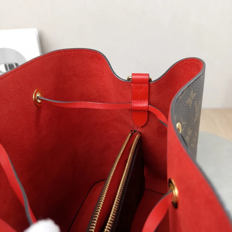 Louis Vuitton Shoulder Bag NÉONOÉ Bucket Bag PVC Medium 26 × 17.5 × 26 cm — detail view 4 of 11