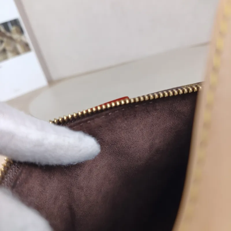Louis Vuitton Shoulder Bag Pochette Hills Monogram PVC One Size 18.5 × 6.5 × 11 cm — detail view 3 of 10