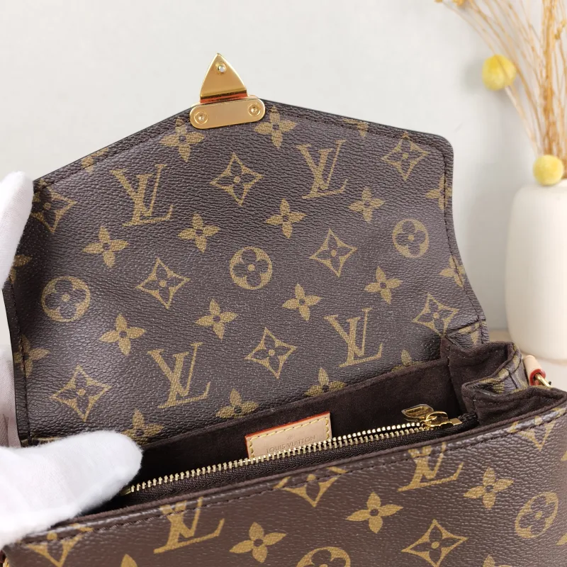 Louis Vuitton Crossbody Bag Pochette Métis East West Monogram PVC Small 21.5 × 6 × 13.5 cm — detail view 7 of 16