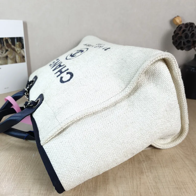 Chanel Shoulder Bag White One Size 39 × 19 × 29 cm 23 — detail view 2 of 11