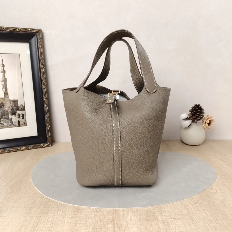 Hermès Top Handle Bag Picotin Lock 22 22 Clemence Taurillon TC Calfskin Medium22 × 18 × 21 cm