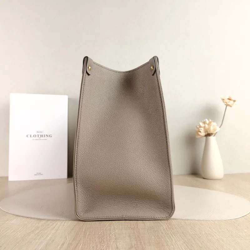 Louis Vuitton Shoulder Bag Onthego Medium · White Monogram Empreinte Embossed Calfskin Medium 35 × 14 × 27 cm — detail view 6 of 10