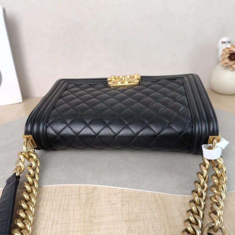 Chanel Crossbody Bag Le Boy​ Black Medium 25 × 9 × 15 cm — detail view 1 of 15