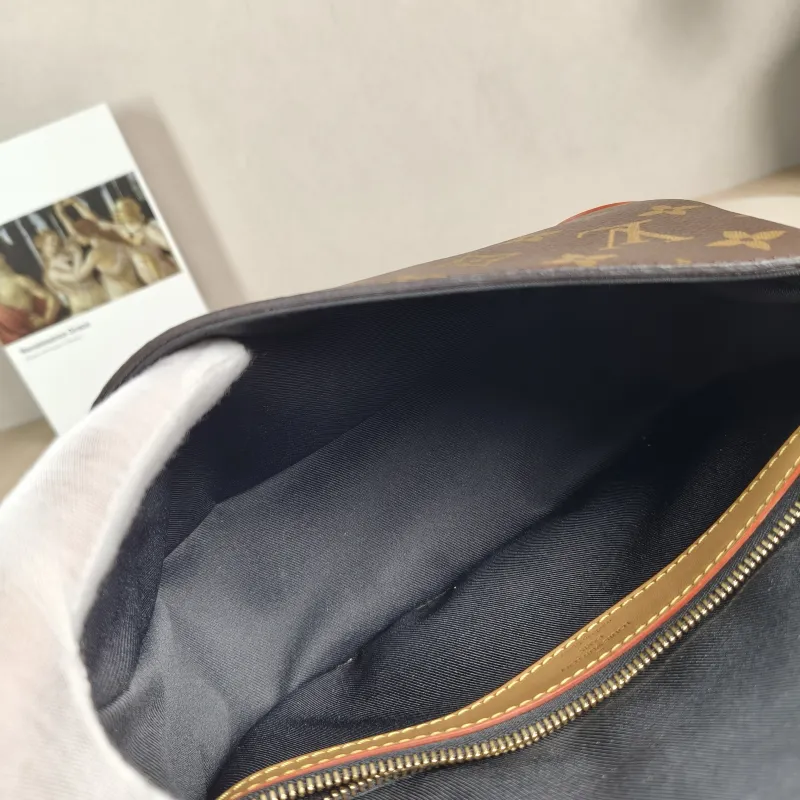 Louis Vuitton Crossbody Bag Diane Baguette Bag Shoulder Strap PVC Small 24 × 9 × 15 cm — detail view 2 of 13